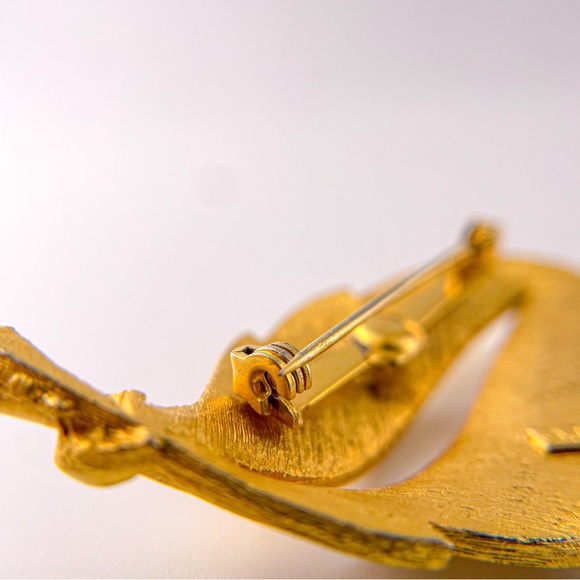 Vintage JJ Jonette Signed Textured Dark Gold Tone Leaf Pin Brooch. 1”x2.125” - Picture 6 of 7